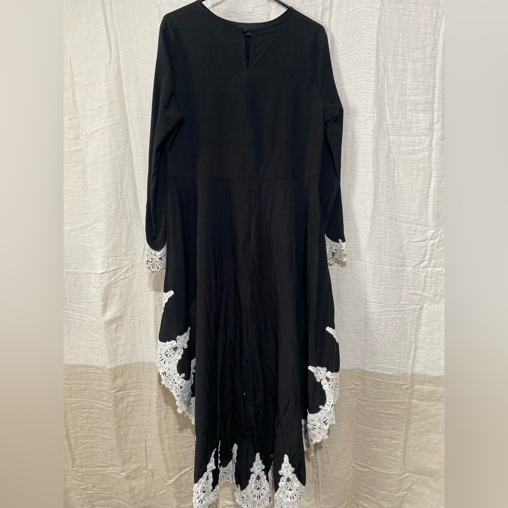 Elegant Black and White Lace Trim Women's Top - Picture 4 of 4